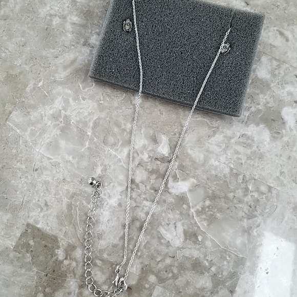 Matching pendant and pierced earrings - Picture 3 of 4